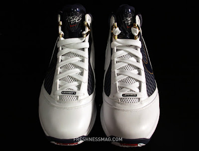 nike zoom lebron 7 gr white navy 1 05 Upcoming Nike Air Max LeBron VII   White/Navy/Gold/Red