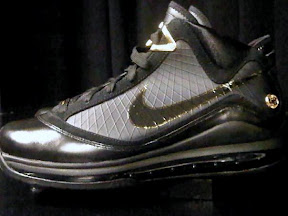 timeline 091027 shoe lebron7 blk gold 2009 10 Timeline