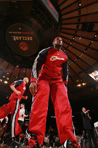 lebron james nba 091106 cle at nyc 07 LeBron Brings Down NYC. Debuts the Red Carpet Nike LeBron VII.
