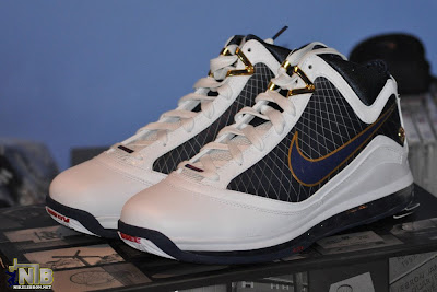 nike air max lebron 7 gr white navy 7 01 Detailed Look at the Recently Released Navy Air Max LeBron VII 