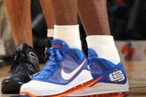lebron james nba 091202 cle vs phx 13 Cavs Go Retro and Cool Down Suns. LeBron Debuts the HWC LBJ7.