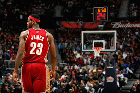 lebron james nba 091229 cle at atl 09 King James Debuts Black/White/Gold LBJ7 as Cavs Sink Hawks