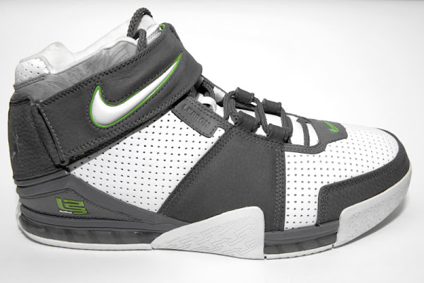 Throwback Thursday Zoom LeBron II Dunkman PE 8220Two Hands8221