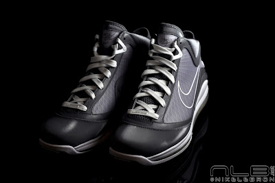 As Clean as it Gets: Air Max LeBron VII Cool Grey/White Showcase lebron7 cool grey 53 web As Clean as it Gets: Air Max LeBron VII Cool Grey/White Showcase