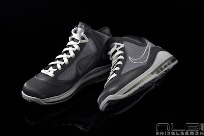 As Clean as it Gets: Air Max LeBron VII Cool Grey/White Showcase lebron7 cool grey 23 web As Clean as it Gets: Air Max LeBron VII Cool Grey/White Showcase