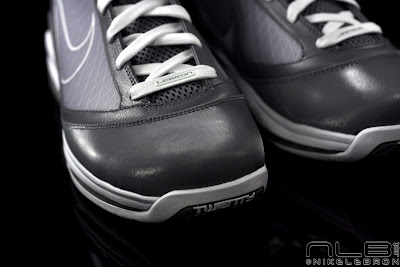 As Clean as it Gets: Air Max LeBron VII Cool Grey/White Showcase lebron7 cool grey 25 web As Clean as it Gets: Air Max LeBron VII Cool Grey/White Showcase