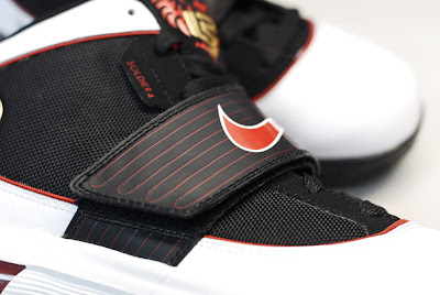 nike zoom soldier 4 gr black white red 1 02 Nike Zoom LeBron Soldier IV   Black/White/Red   Actual Photos