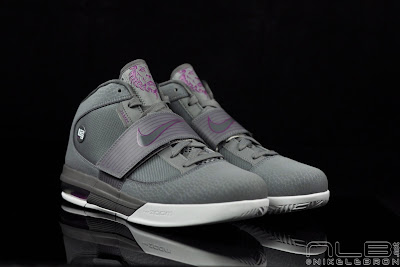 lebrons soldier4 grey purple 55 web Zoom Air + Max Air + LeBron = Zoom Soldier IV. Grey/Plum Pics.