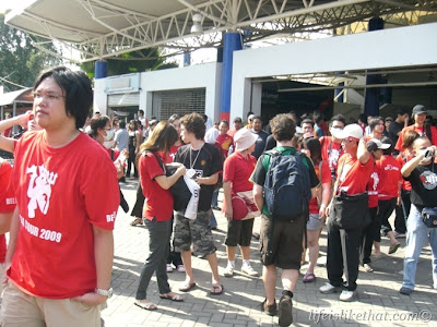 I See More Red Shirts Than Face Masks! picture manchester united  photo