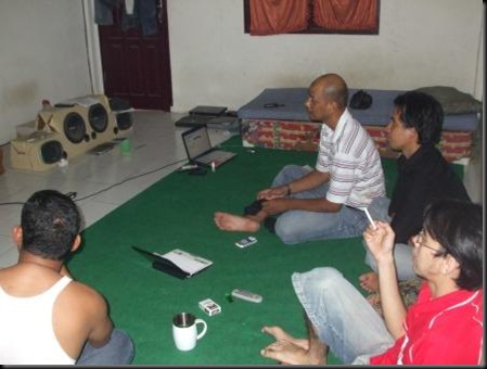 memantau sidang