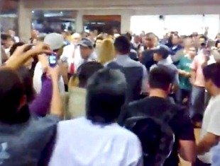 Outras centenas de alunos acompanham a saída de Geisy Arrruda do campus da UNIBAN. Imagem de vídeo do YouTube, sem autor identificado Outras centenas de alunos acompanham a saída de Geisy Arrruda do campus da UNIBAN. Imagem de vídeo do YouTube, sem autor identificado