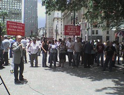 Integrantes do Sindicato dos Bancários e do Partido dos Trabalhadores protestam contra aumento do IPTU. Foto: Gladstone Barreto