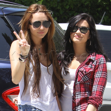 Esta tarde Miley Cyrus y su compa era princesa de Disney Demi Lovato 