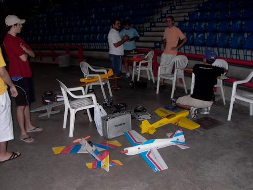 Primeira tentativa de vôo indoor - 10/03/2007 P1190876
