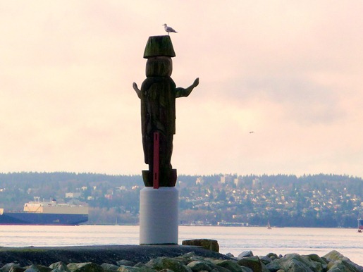 [welcome statue with bird on top[4].jpg]