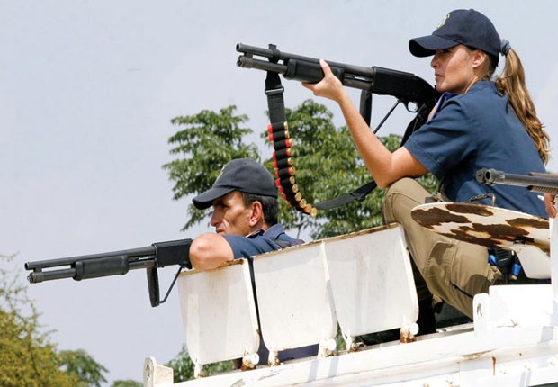 [SA cops watching rioters Bronkhorstspruit from caspir armoured vehicle[6].jpg]