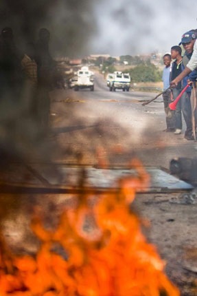 [Bronkhorstspruit 8000 rioters Mpumalanga Bronkhorstspruit JacoMaraisBeeldMarc232010[7].jpg]