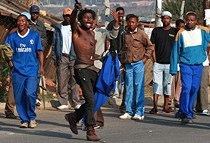 [SAfricaXenophobicGangsBackNov2008_TebogoLetsie_UN_NEWS[9].jpg]