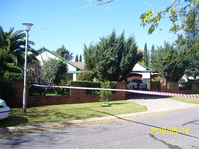 [Benoni crime scene dead hijackers6 May2010[5].jpg]