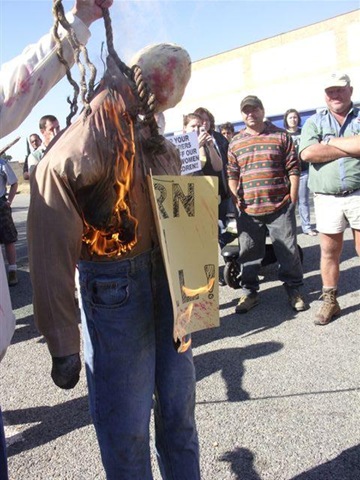 [OdendaalsrustFarmersProtestsAgainstMurdersCourtApril172009[4].jpg]