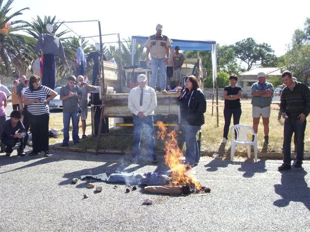 [OdendaalsrustFarmersProtestAgainstMurdersApril2009court[4].jpg]