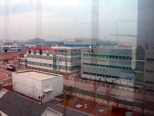 [Kaesong industrial park wikipedia org Kaesong model complex 1[6].jpg]