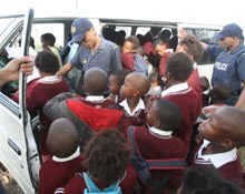 [48kids In One Minibus South Africa Deon ferreira Beeld May222009[6].jpg]