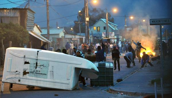 [FoodvanLootedbyKommetjie_Cape_squattercampResidentsJuly302009[4].png]