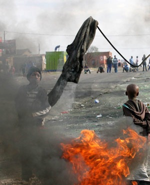 [Standerton protestors against corrupt ANC management oct12009 SAPA pix[5].jpg]
