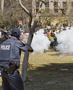 [Police fire teargas and rubbullets at striking soldiers Union Buildings Aug 26 2009[6].jpg]