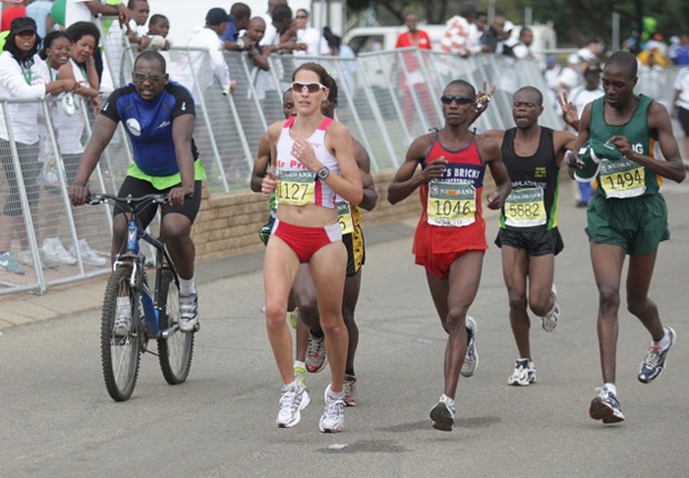 [Soweto Marathon lone white face accompanied by body guard[10].jpg]