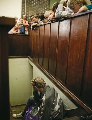 [Ratte Willem court appearance friends Oct 25 2010 Witbank2[5].jpg]