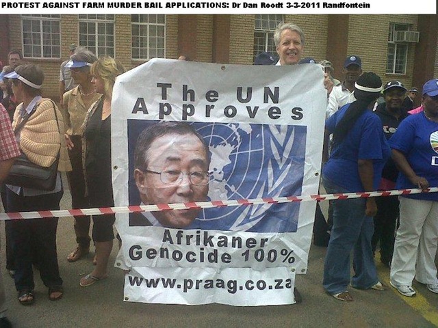[ROODT DR DAN PRAAG protesting against farm murderers bail application RANDFONTEIN MARCH 13 2011 huge placard[8].jpg]