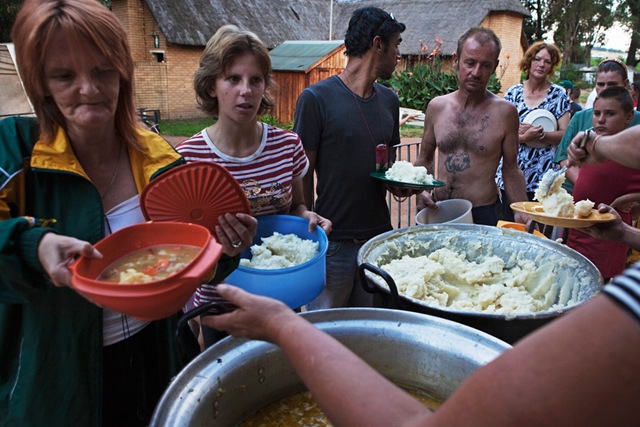 [AfrikanerPoorFoodKitchenBySolidarityHelpendeHandFinnbarrOreilly[6].jpg]