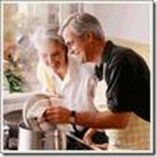 pareja cocinando
