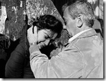 padre consolando a su hija