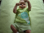 Le petit monstre qui veut se battre. / Our little monster wants to fight.