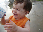 Xavier aime toujours beaucoup les bouteilles d'eau / Xavier still enjoys water bottles a lot