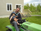 Grand-Papa Maurice et Xavier font la pelouse (apprends bien ça Xavier, papa va être heureux de te la reléguer bientôt!) / Grand-papa Maurice and Xavier mown the lawn (learn this well, Xavier, daddy will be delighted to leave it up to you soon enough!)