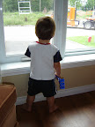 Petit bonhomme aime regarder les gros camions au travail / Little man likes watching big trucks at work