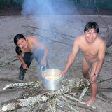 Ingaro (with the long<br />
hair) and Clever the boatman building a fire for the evening meal on the sandbar