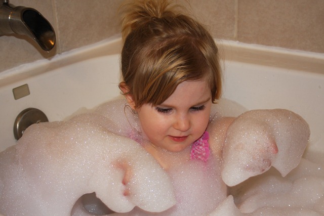 [Hannah's bubble bath 015[22].jpg]