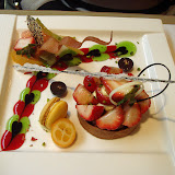 故宮の後は、小綜繋がりの台湾友朋ジェシカに会いに、周杰倫のお店 Mr.Qute へ。
Mr.Qute が満席で中で繋がってるお隣のMr.Jに通されちゃったんだけど、オーダーはMr.Quteのメニューからも可能でした。
これは今回ご一緒したなおさん注文の苺タルト。