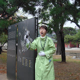 昌徳宮の日本語ガイドさん。小雨が振っていたのでこの格好。でもすぐに雨は止んでくれました。