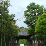 この門の向こうが銀閣寺