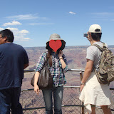 グランドキャニオンは標高でいうと富士山の7合目あたりとのこと。空気が薄いのを何となく感じました。でもおかげでべガスの街中よりも幾らかは涼しかったよ（それでも多分40度近く）。
乾燥しているせいで喉がすごく乾く〜。
関係ないけど、この右側に写ってる男の子。日本人でパパとママと3人で来てたんだけど、ママと手をつないで歩いてたの！顔もけっこう可愛い子だったので微笑ましかった。
私ももし男の子を産むことがあったらこの子みたいに育てよう。。