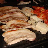 お肉焼けてきた('-'*) このお店にはきな粉(甘くないもの)が置いてあって、エゴマの葉っぱにくるむ時に一緒に乗せて食べました。
きな粉と豚肉。。初のコラボだったけどキムチの辛さが中和されて美味しかった!
