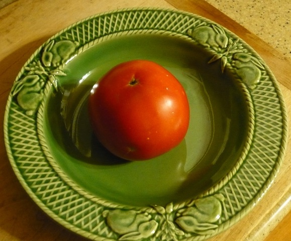 [Fresh Tomato on a bright green plate[3].jpg]