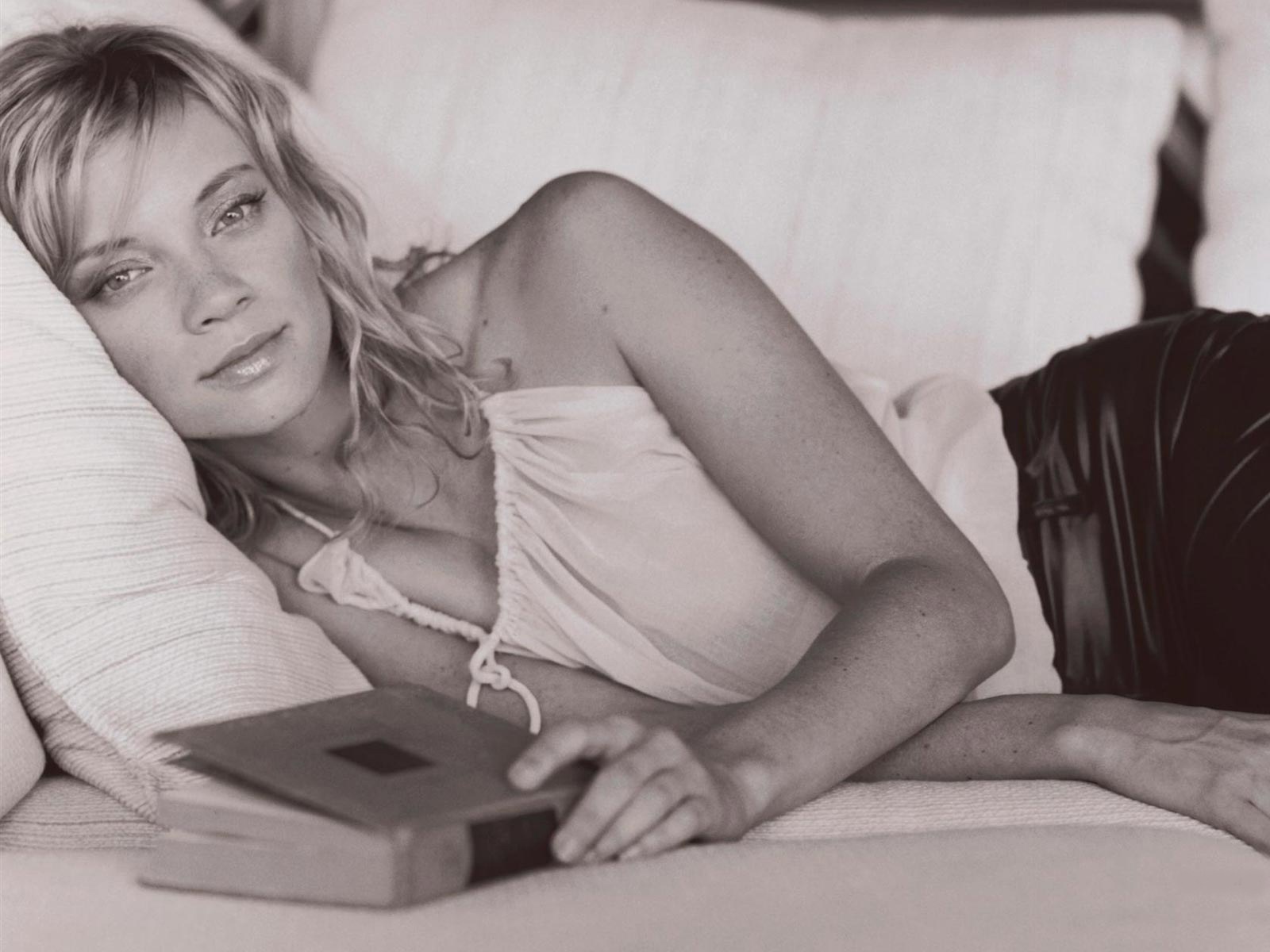 [amy-smart-1600x1200-21649.jpg]