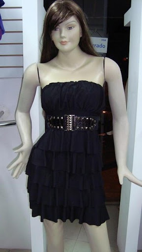 Vestido a capas negro, falda corta